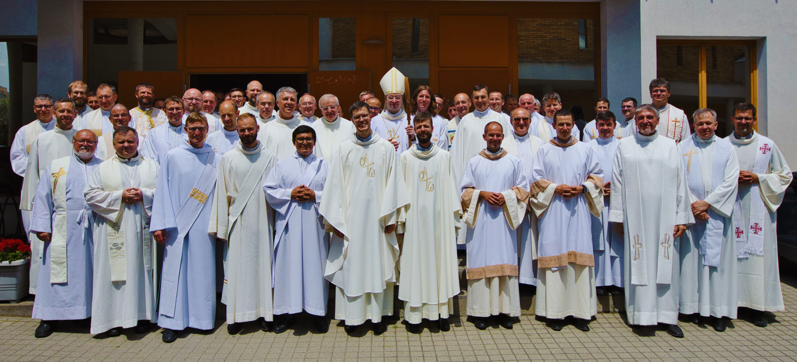 Biskup Forgáč vysvätil dvoch saleziánov za kňazov: Najviac pozornosti si zaslúži jeden Pastier